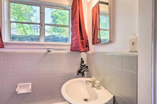 Apartamento Themed Rockaway Beach Studio With Lake View!