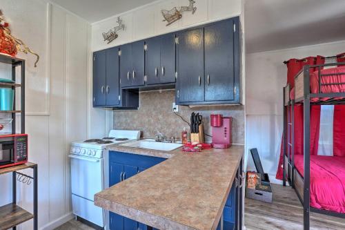 Apartamento Themed Rockaway Beach Studio With Lake View!