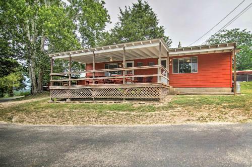 Quaint Reeds Spring Cabin, Lake And Pool Access