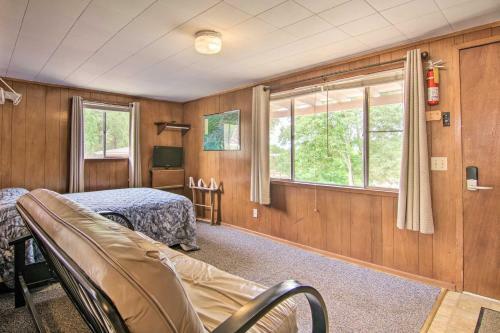 Quaint Reeds Spring Cabin, Lake And Pool Access