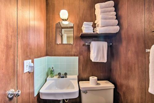 Quaint Reeds Spring Cabin, Lake And Pool Access