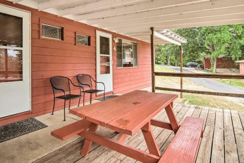 Quaint Reeds Spring Cabin, Lake And Pool Access