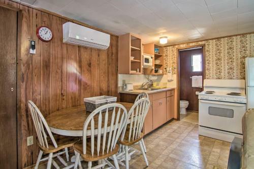 Quaint Reeds Spring Cabin, Lake And Pool Access
