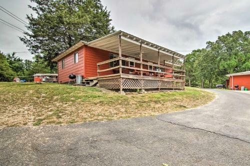 Quaint Reeds Spring Cabin, Lake And Pool Access