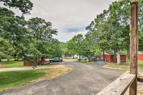 Classic Cabin On Table Rock Lake, Pool Access