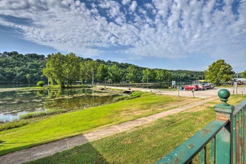 Lakeside Cottage With Patio About 11 Mi To Branson!
