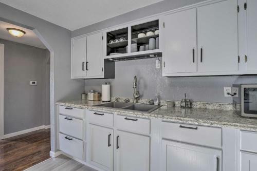 Lakeside Cottage With Patio About 11 Mi To Branson!