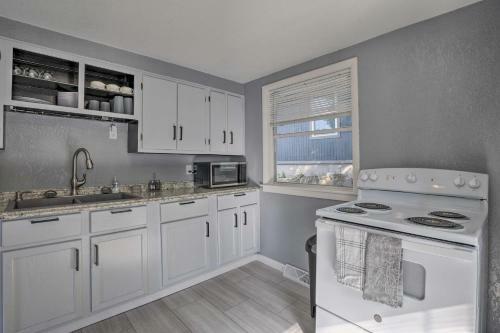 Lakeside Cottage With Patio About 11 Mi To Branson!