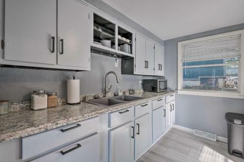 Lakeside Cottage With Patio About 11 Mi To Branson!