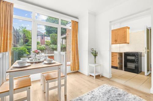 Spacious 4 Bedroom House Located Near Bhx & Nec