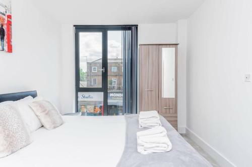 1-bed Apartment In Staines Parking And Balcony