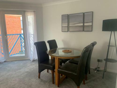 Charming 2-bed Apartment In Swansea