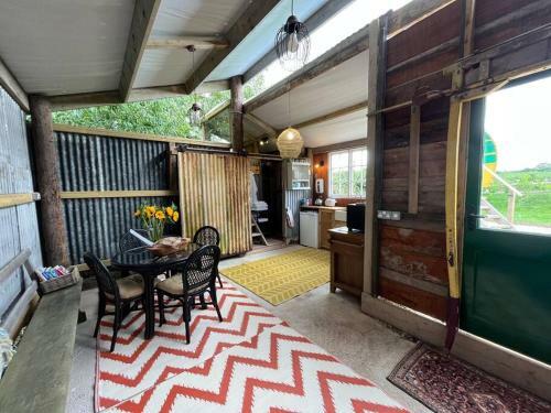 Beautiful Wagon -private Hot Tub,kitchen, Bathroom