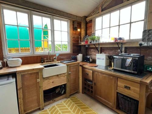 Beautiful Wagon -private Hot Tub,kitchen, Bathroom