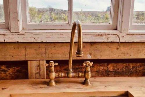 Beautiful Wagon -private Hot Tub,kitchen, Bathroom