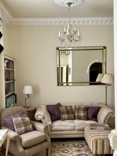 Elegant Regency Apartment By The Sea