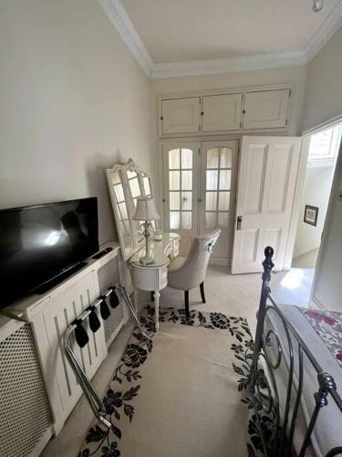 Elegant Regency Apartment By The Sea