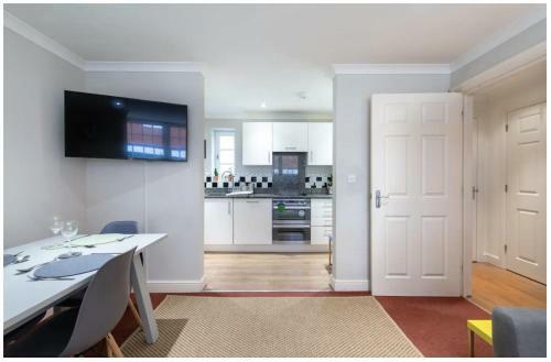 Wells City Centre, Quiet Mews House, Sleeps 6