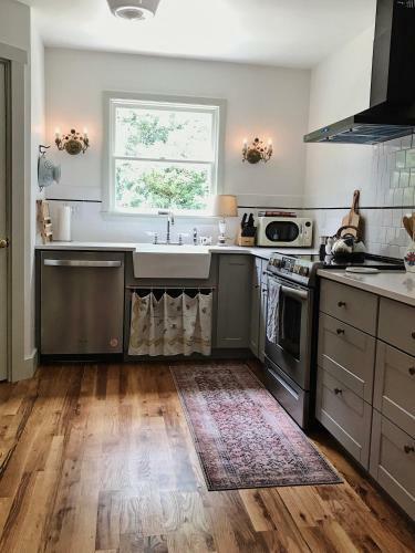 Cottage By The Sea: Pagnotto Shellback House