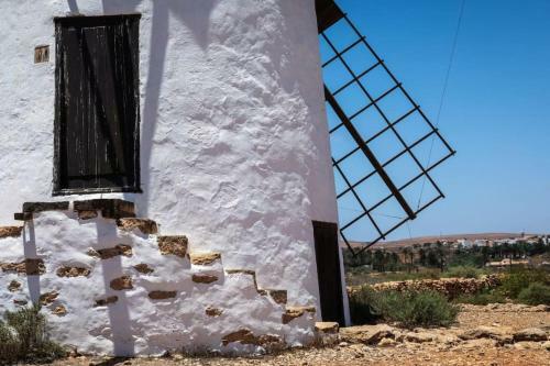 Hist�rica Villa Con Molino De Viento