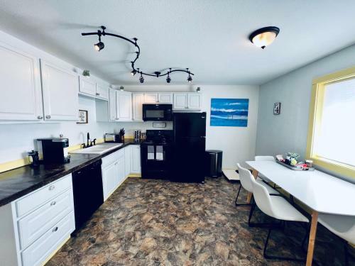 Glacier Lakepet Friendly Walk To Lake Amp Dwtn Full Kitchen