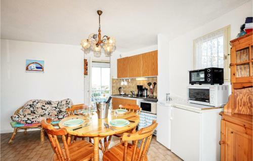 Nice Apartment In Le Barcar�s With 2 Bedrooms