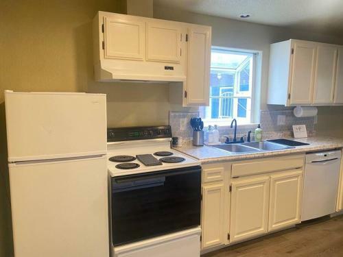 Downstairs Unit Guest House Wd Full Kitchen