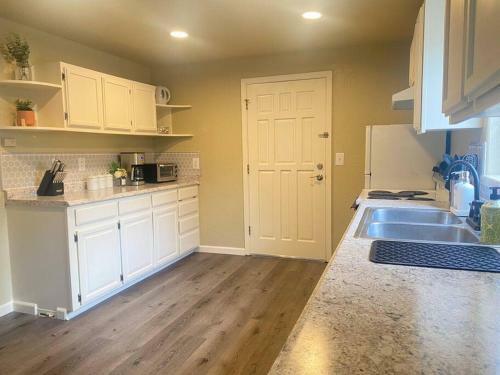 Downstairs Unit Guest House Wd Full Kitchen