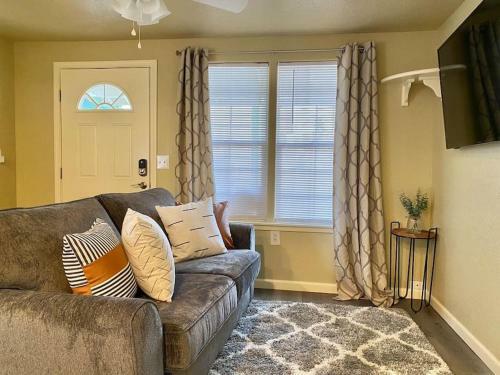 Downstairs Unit Guest House Wd Full Kitchen