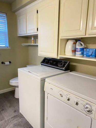 Downstairs Unit Guest House Wd Full Kitchen