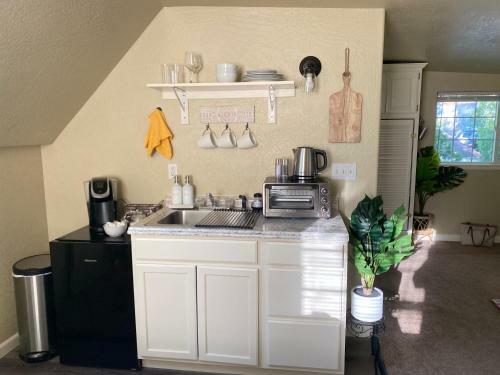 Adorable Upstairs Studio W Kitchenette & Full Bath