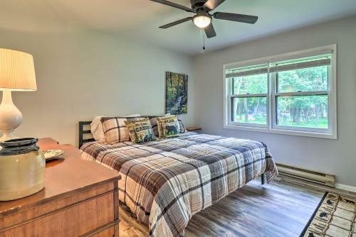 Retreat With Fire Pit - Walk To Community Lake!