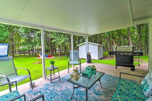 Retreat With Fire Pit - Walk To Community Lake!