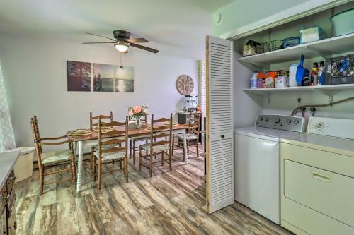 Retreat With Fire Pit - Walk To Community Lake!