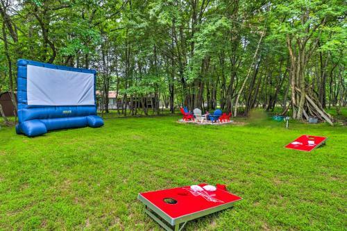 Retreat With Fire Pit - Walk To Community Lake!