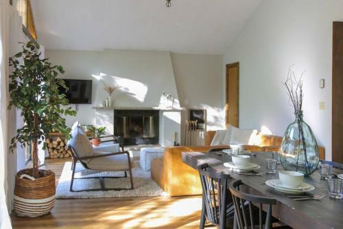 Luxurious Cabin By Ski & Lake W/ Community Pool