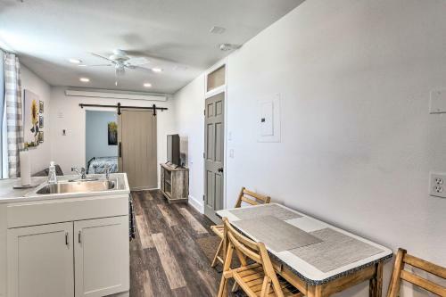 Apartamento Modern Custer Apt - Walk To Shops And Dining!