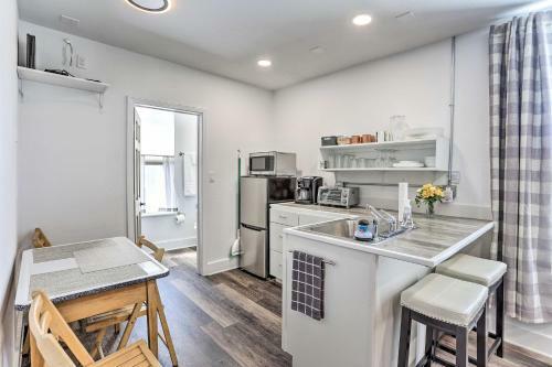 Apartamento Modern Custer Apt - Walk To Shops And Dining!