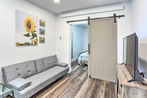 Apartamento Modern Custer Apt - Walk To Shops And Dining!