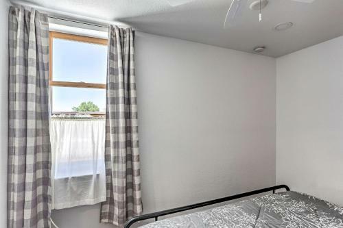 Apartamento Modern Custer Apt - Walk To Shops And Dining!