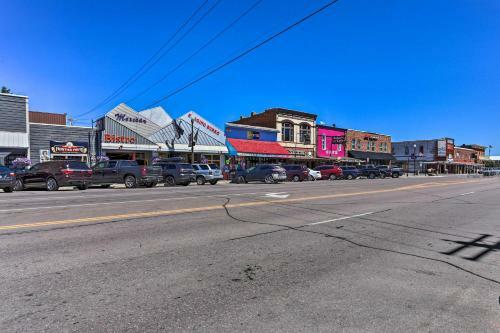 Apartamento Modern Custer Apt - Walk To Shops And Dining!