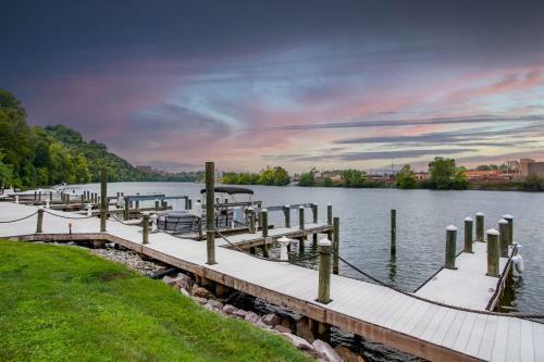 Riverfront Condo Downtown River Views Access