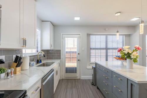Luxurious Renovated Home-central Location-pet