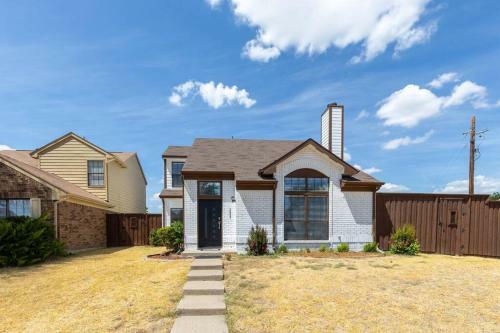 Luxurious Renovated Home-central Location-pet