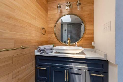 Luxurious Renovated Home-central Location-pet