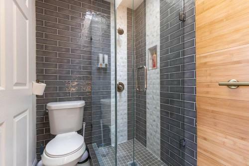 Luxurious Renovated Home-central Location-pet