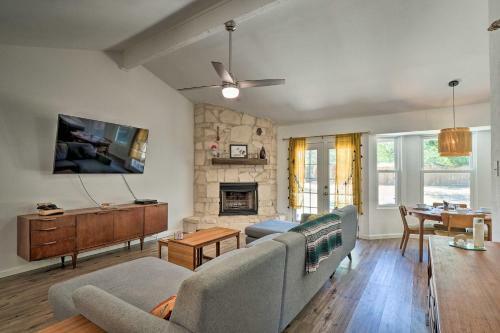 Chic Cedar Park Retreat With Yard And Fire Pit!