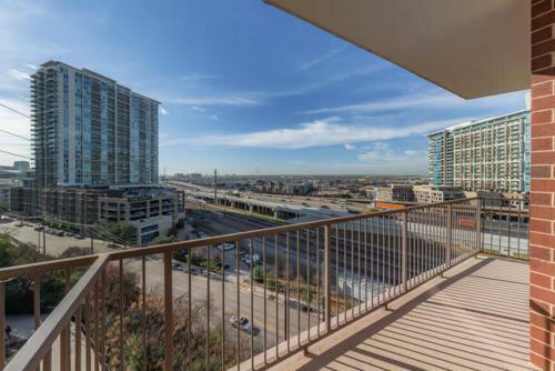 Bright Chic 2 Bedroom Apartment By Stay Gia