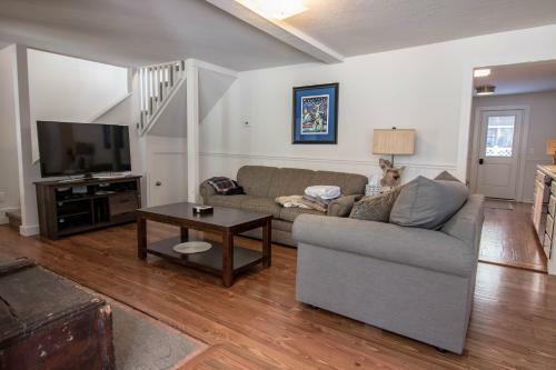 Woodside 2 Bedroom Private Home By Lespri Property Management
