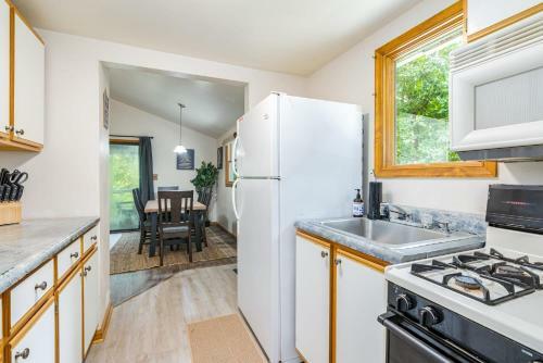Lakefront Cottage W Fire Pit Grill Wifi & Deck
